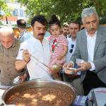 ADIYAMAN (PHA) - Mustafa KAMIŞ – Kahta Kaymakamlığı, İlçe Milli Eğitim Müdürlüğü ve Kahta Öğretmenevi iş birliğiyle Yüzüncü Yıl Parkı’nda düzenlenen Aşure Günü etkinliğinde vatandaşlara yaklaşık bin kişilik aşure ikram e...