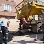 ADIYAMAN (PHA) - Adıyaman Belediyesi Fen İşleri Müdürlüğü ekipleri, kent genelinde yürüttükleri altyapı ve üstyapı çalışmaları kapsamında, bir haftada 12 mahallede toplam 7 bin 337 ton asfalt ve yama malzemesi serimi ger...