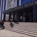 ADIYAMAN (PHA) - Adıyaman'ın Besni ilçesinde, tefecilik, cebir ve tehdit suçlarına yönelik düzenlenen operasyonda örgüt lideri ile birlikte gözaltına alınan 6 kişi çıkarıldıkları mahkemece tutuklanarak cezaevine gönderil...