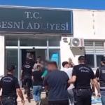 ADIYAMAN (PHA) - Adıyaman'ın Besni ilçesinde, tefecilik, cebir ve tehdit suçlarına yönelik düzenlenen operasyonda örgüt lideri ile birlikte gözaltına alınan 6 kişi çıkarıldıkları mahkemece tutuklanarak cezaevine gönderil...