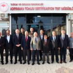 ADIYAMAN (PERRE) - Şeriban ÖZÇAKMAK - Adıyaman'da "Nohut Üretiminin Geliştirilmesi Projesi" kapsamında il genelinde 666,5 ton sertifikalı nohut tohumu ile 250 adet otomatik yemlik makinesi üreticilere teslim edildi.