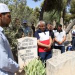 ŞANLIURFA (PHA) - Şanlıurfa’da, kaza yapan araçtaki yaralılara yardım ederken kaza mahalline dalan otobüsün çarpması sonucu hayatını kaybeden İhlas Haber Ajansı Muhabiri Muhammet Abdulkadir Esen, mezarı başında anıldı.