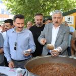 ADIYAMAN (PHA) - Mustafa KAMIŞ – Kahta Kaymakamlığı, İlçe Milli Eğitim Müdürlüğü ve Kahta Öğretmenevi iş birliğiyle Yüzüncü Yıl Parkı’nda düzenlenen Aşure Günü etkinliğinde vatandaşlara yaklaşık bin kişilik aşure ikram e...