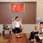 ADIYAMAN (PHA) - Adıyaman Valiliği tarafından sürdürülen halk buluşmaları kapsamında, toplumun farklı kesimlerinden vatandaşlar bir kez daha valilik makamında ağırlanarak sorunlarını ve taleplerini doğrudan iletme imkânı...