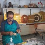 ADIYAMAN (PHA) - Murat KAYIŞ-Musa GÜRBÜZ - Adıyaman Kale Girişi’nde bulunan Sanat Sokağı’nda, el işçiliğiyle üretilmiş sepetlerden minyatürlere kadar pek çok geleneksel ürünün sergilendiği tezgâhın başında 40 yıllık emek...