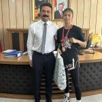 ADIYAMAN (PHA) - Atletizm ve Muay Thai branşlarında Türkiye Şampiyonalarında derece elde eden sporcular Mehmet Ervural, Berfin Polat ve Selin Topal, Besni İlçe Kaymakamı Dr.