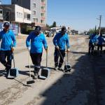 ADIYAMAN (PHA) - Adıyaman Belediyesi, kent genelinde sürdürdüğü temizlik çalışmalarına Yeni Mahalle’de yoğun bir şekilde devam etti.