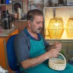 ADIYAMAN (PHA) - Murat KAYIŞ-Musa GÜRBÜZ - Adıyaman Kale Girişi’nde bulunan Sanat Sokağı’nda, el işçiliğiyle üretilmiş sepetlerden minyatürlere kadar pek çok geleneksel ürünün sergilendiği tezgâhın başında 40 yıllık emek...