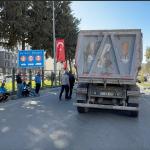 ADIYAMAN (PERRE) - Şeriban ÖZÇAKMAK - Adıyaman'da sondaj çalışmaları sırasında bir hafriyat kamyonunun dorsesindeki beton caddeye döküldü.