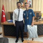 ADIYAMAN (PHA) - Atletizm ve Muay Thai branşlarında Türkiye Şampiyonalarında derece elde eden sporcular Mehmet Ervural, Berfin Polat ve Selin Topal, Besni İlçe Kaymakamı Dr.