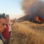 ADIYAMAN (PHA) - Mustafa İLİK - Adıyaman Merkez’e bağlı Alitaşı Mahallesi Çimen Küme Evleri bölgesinde başlayan anız yangını, rüzgarın da etkisiyle kısa sürede büyüyerek bahçelere sıçradı.