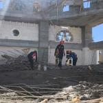 ADIYAMAN (PERRE) - Şeriban ÖZÇAKMAK - Adıyaman merkeze bağlı Hasankendi köyünde inşaatı devam eden bir caminin kubbesinin beton dökümü sırasında meydana gelen çökme sonucu 6 kişi yaralandı, bunlardan birinin durumunun ağ...