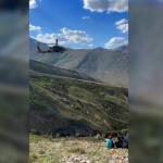 ADIYAMAN (PERRE) - Şeriban ÖZÇAKMAK - Adıyaman'ın Çelikhan ilçesinde kayalıklardan düşerek yaralanan 30 yaşındaki Emrah Aslan, ekiplerin zorlu müdahalesi sonrası askeri helikopterle hastaneye sevk edildi.