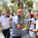 ŞANLIURFA (PHA) - Şanlıurfa’da, kaza yapan araçtaki yaralılara yardım ederken kaza mahalline dalan otobüsün çarpması sonucu hayatını kaybeden İhlas Haber Ajansı Muhabiri Muhammet Abdulkadir Esen, mezarı başında anıldı.