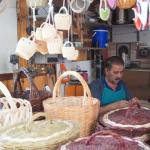 ADIYAMAN (PHA) - Murat KAYIŞ-Musa GÜRBÜZ - Adıyaman Kale Girişi’nde bulunan Sanat Sokağı’nda, el işçiliğiyle üretilmiş sepetlerden minyatürlere kadar pek çok geleneksel ürünün sergilendiği tezgâhın başında 40 yıllık emek...
