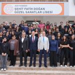 ADIYAMAN (PERRE) - Şeriban ÖZÇAKMAK - Bir dizi temas kapsamında Adıyaman'a gelen Çin Halk Cumhuriyeti Ankara Büyükelçisi Jiang Xuebin, Adıyaman İl Milli Eğitim Müdürü Ali Tosun ile birlikte Şehit Fatih Doğan Güzel Sanatl...