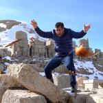 ADIYAMAN (PERRE) - Şeriban ÖZÇAKMAK - Adıyaman'da, 1987 yılında UNESCO tarafından Dünya Mirası listesine alınan Nemrut Dağı'na çıkan, yaptığı şarkılar ve renkli kişiliğiyle tanınan sanatçı Aydın Aydın bu kez yapay zekaya...