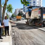 ADIYAMAN (PERRE) - Şeriban ÖZÇAKMAK - Adıyaman Belediyesi, deprem sonrası altyapısı yenilenen Yeni Sanayi Mahallesi Adnan Menderes Caddesi'nde asfalt serim çalışmalarını sürdürüyor.