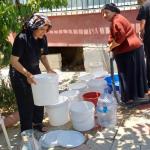 ADIYAMAN (PHA) - Mustafa İLİK - Adıyaman’ın Alitaşı Mahallesi’nde yaklaşık iki aydır devam eden su kesintileri, vatandaşları Adıyaman Belediyesi’ne ait su tankerleriyle su temin etmeye zorladı.