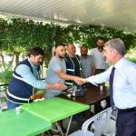ADIYAMAN (PHA) - Adıyaman’ın Besni ilçesinde, Besni Belediye Başkanı Reşit Alkan, sabah saatlerinde Temizlik İşleri Müdürlüğü çalışanlarıyla bir araya geldi.