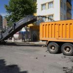 ADIYAMAN (PERRE) - Şeriban ÖZÇAKMAK - Adıyaman Belediyesi, deprem sonrası altyapısı yenilenen Yeni Sanayi Mahallesi Adnan Menderes Caddesi'nde asfalt serim çalışmalarını sürdürüyor.