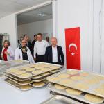 ADIYAMAN (PHA) - Adıyaman’ın Samsat ilçesinde her yıl geleneksel olarak bayramlarda misafirlere ikram edilen yöresel lezzet Samsat Taplaması’nın üretim kapasitesi artırılıyor.