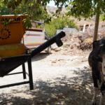 ADIYAMAN (PHA) - Adıyaman’ın Boğazkaya köyünde büyüyen Şevket Işık, traktörüne bağlı yem kırma makinesiyle geçimini sağlıyor.