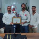 ADIYAMAN (PHA) - Genç Nesiller Derneği Genel Başkanı Hasan Nusret Düşük, kurucusu olduğu derneğin Kahta İlçe Başkanlığı görevine getirilen Nurullah Çelik’e plaket takdim etti.