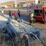ADIYAMAN (PHA) - Adıyaman’ın Besni ilçesinde şarampole devrilen otomobil sürücüsü ağır yaralandı.