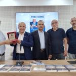 ADIYAMAN (PERRE) - Sibel TURAN- Gazeteci, şair ve yazar Hüseyin Turhal, Adıyaman'ın manevi dünyasına ışık tutan yeni eseri "Ape Aziz Dede" için düzenlenen imza gününde adeta sevgi seliyle karşılaştı.