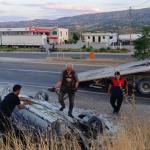 ADIYAMAN (PHA) - Adıyaman’ın Besni ilçesinde şarampole devrilen otomobil sürücüsü ağır yaralandı.