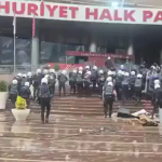 ANKARA (PERRE) - Kılıçdaroğlu'nun avukatının başvurusu üzerine polis, gaz bombası ve plastik mermi kullanarak CHP Genel Merkezi'ni tahliye etderken, "CHP bundan sonra sokaktadır" diyerek binadan ayrılan Özgür Özel, TBMM'...