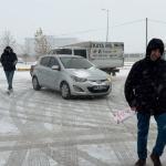 ADIYAMAN (PERRE) - Şeriban ÖZÇAKMAK - Adıyaman'da gece saatlerinden itibaren etkisini artıran yoğun kar yağışı kenti beyaza bürürken, ulaşımda aksamalar yaşandı.