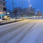 ADIYAMAN (PERRE) - Şeriban ÖZÇAKMAK - Adıyaman'da gece saatlerinden itibaren etkisini artıran yoğun kar yağışı kenti beyaza bürürken, ulaşımda aksamalar yaşandı.