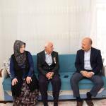 ADIYAMAN (PHA) - Adıyaman Valisi Osman Varol, Gölbaşı ilçesinde ikamet eden Kıbrıs Gazisi Abdurrahman Boztepe’yi evinde ziyaret etti.