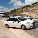 ADIYAMAN (PERRE) - Şeriban ÖZÇAKMAK - Adıyaman'ın Besni ilçesinde iki otomobilin çarpışması sonucu meydana gelen trafik kazasında 3 kişi yaralandı.