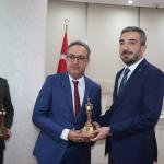 ADIYAMAN (PERRE) - Berfin GÜRBÜZ- Şeriban ÖZÇAKMAK-Sibel TURAN-Adıyaman Ticaret ve Sanayi Odası (ATSO) ile Güneydoğu Enerji Araştırmaları Derneği (GEADER) iş birliğinde "GES'lerde Saatlik Mahsuplaşma, Karbon Piyasası ve...
