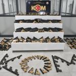 ADIYAMAN (PERRE) - Şeriban ÖZÇAKMAK - Adıyaman'da KOM ve İstihbarat Şube ekiplerinin ortak operasyonunda, kurusıkı tabancaları ateşli silaha dönüştürmeye uygun şekilde tasarlanmış 1.