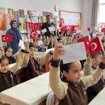 ADIYAMAN (PERRE) - Sibel TURAN-Milli Eğitim Bakanlığı ile Millî Savunma Bakanlığı iş birliğinde yürütülen "İlk Mektubum Mehmetçiğe" etkinliği kapsamında, Yavuz Selim İlkokulu 1.