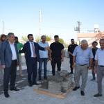 ADIYAMAN (PHA) - Şeriban ÖZÇAKMAK – Kahta İlçe Kaymakamı Muhammed Üsame Soysal ve İl Genel Meclisi Başkanı Mehmet Can Erdoğan yapımı devam eden köy içi kilitli parke döşeme çalışmalarını yerinde incelemek üzere Kahta İlç...
