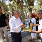 ŞANLIURFA (PHA) - Şanlıurfa’da, kaza yapan araçtaki yaralılara yardım ederken kaza mahalline dalan otobüsün çarpması sonucu hayatını kaybeden İhlas Haber Ajansı Muhabiri Muhammet Abdulkadir Esen, mezarı başında anıldı.