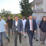 ADIYAMAN (PHA) - Şeriban ÖZÇAKMAK – Kahta İlçe Kaymakamı Muhammed Üsame Soysal ve İl Genel Meclisi Başkanı Mehmet Can Erdoğan yapımı devam eden köy içi kilitli parke döşeme çalışmalarını yerinde incelemek üzere Kahta İlç...