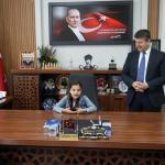 ADIYAMAN (PERRE) - Şeriban ÖZÇAKMAK - 23 Nisan Ulusal Egemenlik ve Çocuk Bayramı kapsamında Adıyaman Belediye Başkanı Abdurrahman Tutdere, belediye başkanlığı koltuğunu temsili olarak çocuklara devretti.