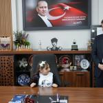 ADIYAMAN (PERRE) - Şeriban ÖZÇAKMAK - 23 Nisan Ulusal Egemenlik ve Çocuk Bayramı kapsamında Adıyaman Belediye Başkanı Abdurrahman Tutdere, belediye başkanlığı koltuğunu temsili olarak çocuklara devretti.