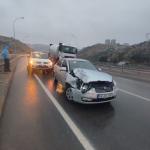 KAHRAMANMARAŞ (PERRE) - Murat KAYIŞ - Kahramanmaraş'ın Onikişubat ilçesinde sağanak yağışın ardından kayganlaşan yolda meydana gelen zincirleme trafik kazasında 9 araç birbirine girdi.