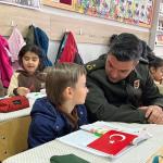 ADIYAMAN (PERRE) - Sibel TURAN-Milli Eğitim Bakanlığı ile Millî Savunma Bakanlığı iş birliğinde yürütülen "İlk Mektubum Mehmetçiğe" etkinliği kapsamında, Yavuz Selim İlkokulu 1.