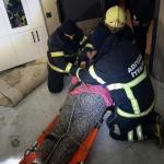 ADIYAMAN (PERRE) - Şeriban ÖZÇAKMAK -  Adıyaman'da bodrum katı su basan binada mahsur kalan fiziksel engelli Müşerref Yaşar, itfaiye ekiplerinin halat ve sedye desteğiyle gerçekleştirdiği operasyonla güvenli şekilde tahl...