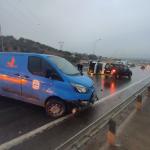 KAHRAMANMARAŞ (PERRE) - Murat KAYIŞ - Kahramanmaraş'ın Onikişubat ilçesinde sağanak yağışın ardından kayganlaşan yolda meydana gelen zincirleme trafik kazasında 9 araç birbirine girdi.