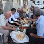 ADIYAMAN (PHA) - Adıyaman Belediye Başkanı Abdurrahman Tutdere, sabah saatlerinde Erdem Caddesi’ndek esnafla bir araya gelerek kahvaltı yaptı, esnafın ihtiyaçlarını dinledi.