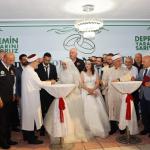 ADIYAMAN (PHA) - Cumhurbaşkanı Recep Tayyip Erdoğan’ın 2025 yılını “Aile Yılı” ilan etmesi dolayısıyla, 6 Şubat depremlerinden ağır yara alan Adıyaman’da gençlerin yuva kurmalarına destek olmak amacıyla örnek bir etkinli...